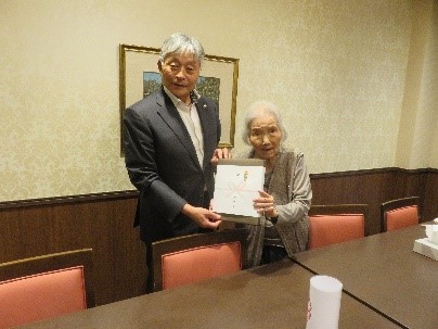 松浦ツギ子さんと永見市長