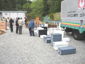 配布を待つ家具の写真