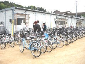 配布を待つ自転車の写真