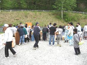 仮設入居者への物資提供の様子の写真