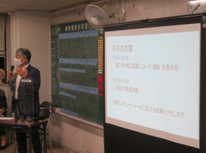第5回タウンミーティングの開会のあいさつを述べる市長