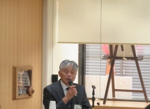 タウンミーティングで説明する市長