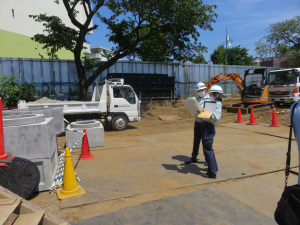 外構について説明を受ける永見市長