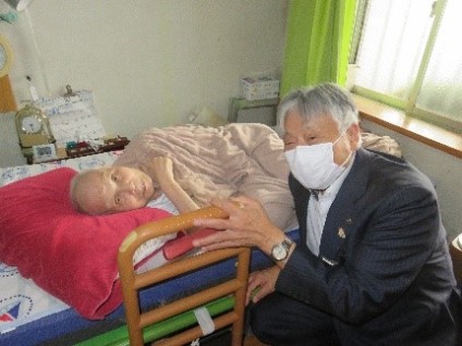 高橋正治さん(左)と永見市長(右)
