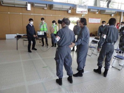 災害VRを体験している市長