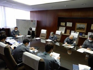 市内の被害状況の報告を受ける市長。