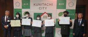 受賞された中学生の皆さんと永見理夫市長、清水健吾立川都税事務所長の集合写真