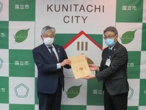 協定書を交わす永見市長(左)と北秋田市の〇〇様