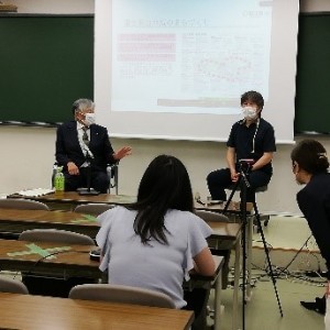 学生の質問に答える永見市長(左)、東京大学小泉秀樹教授(右)。