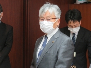 新入職員に訓示を述べる永見市長。