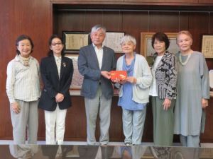 国際ソロプチミストくにたちの皆さまとJikka代表の遠藤氏(中央右)と永見市長(中央左)。