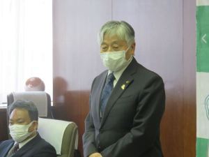 締結式の冒頭で挨拶をする永見市長。