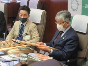 秋田杉の木工品をご覧になる永見市長。