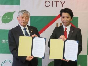 永見市長(左)と第一生命保険株式会社立川支店長の古賀様。