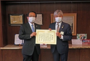 永見理夫市長(左)とトヨタ西東京カローラ株式会社の舟橋竹彦(ふなばし たけひこ)代表取締役社長。