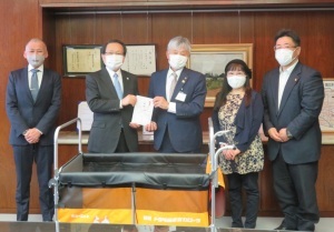 左から、トヨタ西東京カローラ府中武蔵台店の鈴木正成店長、同社舟橋竹彦代表取締役社長、永見市長、特定非営利法人国立子育ちティエラの薮田圭以子理事長、こぐまこどものいえの薮田大典園長。