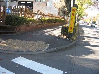 (写真)1. さくら通り歩道