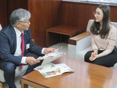 永見市長と談笑するカテリーナさん