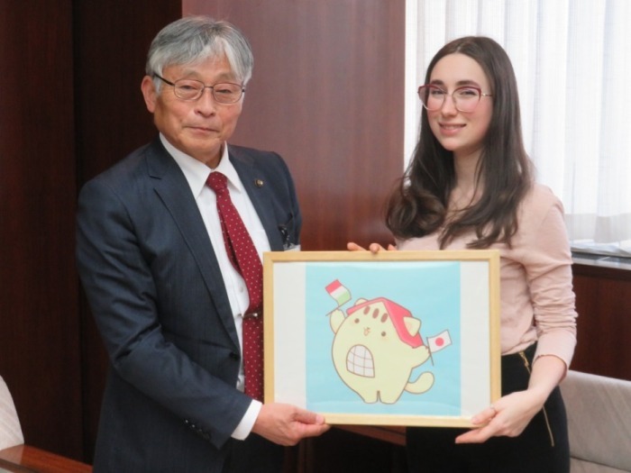 永見市長にくにニャンのイラストを贈呈するカテリーナさん