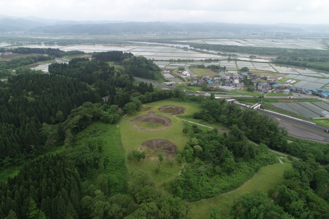 空から撮影した伊勢堂岱遺跡