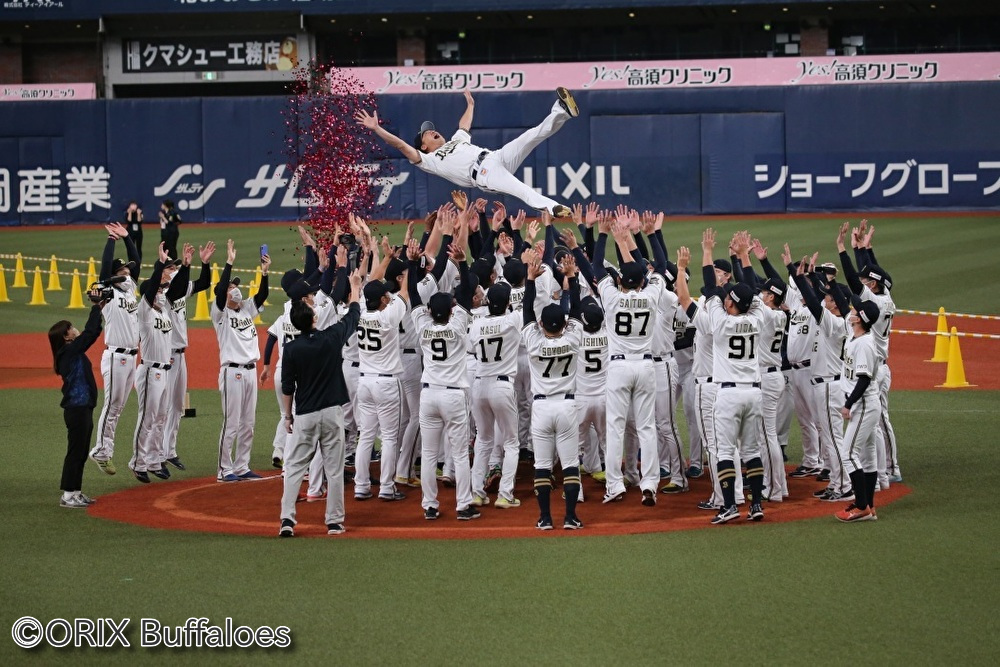 胴上げされる中嶋監督