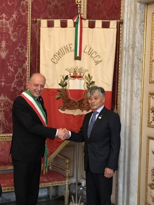 ルッカ市のタンベッリーニ市長と