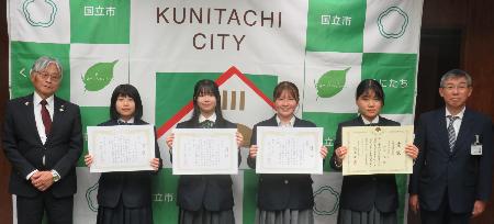 中学生の「税についての作文」において受賞された中学生の皆さんと永見理夫市長(左端)、清水健吾立川都税事務所長(右端)。