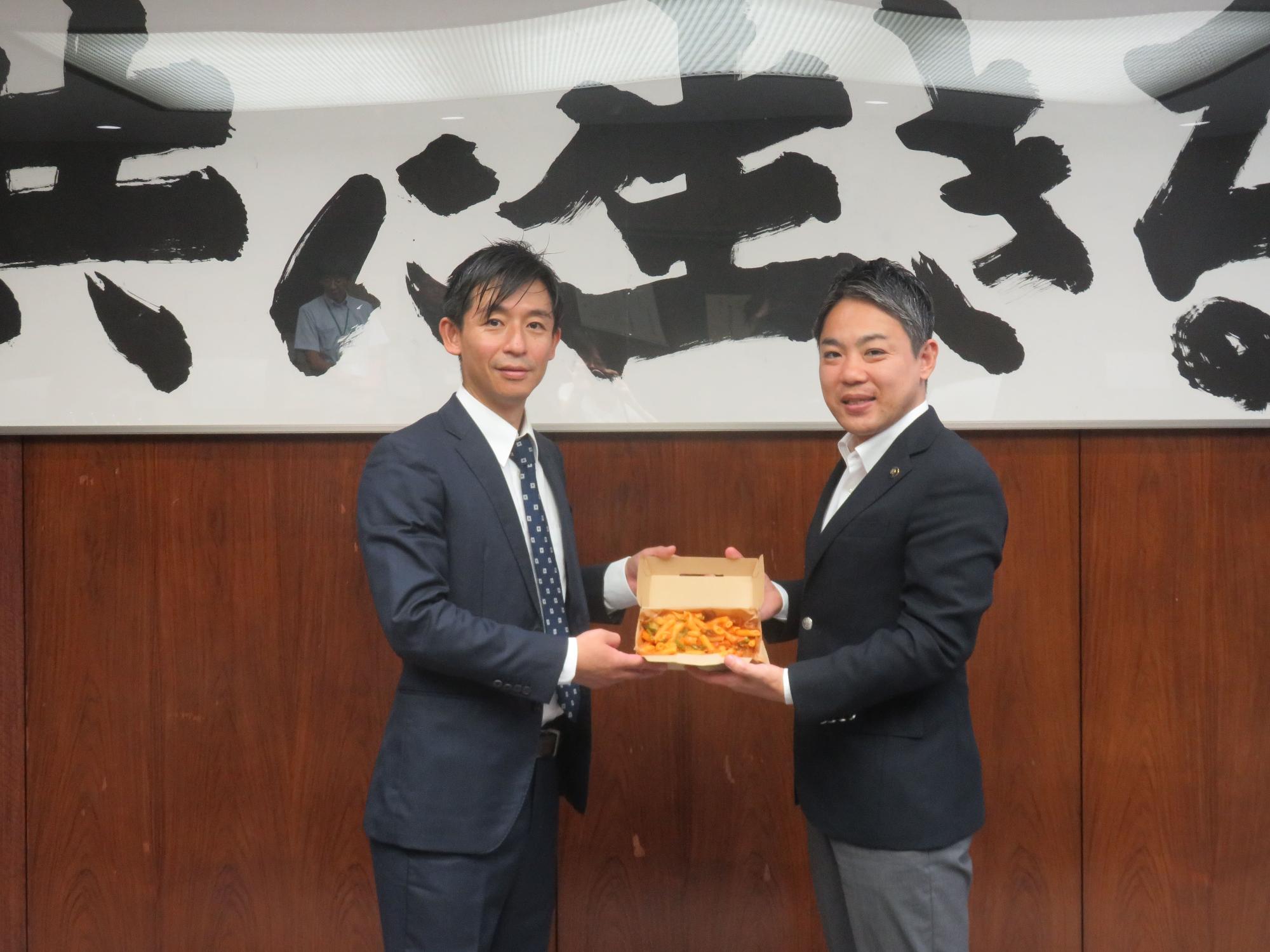川上シェフと市長が記念撮影