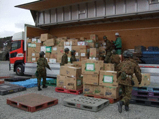 自衛隊による救援物資の受け入れ作業の様子の写真