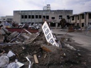 大きな被害を受けた大槌町(おおつちちょう)役場の写真