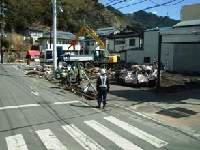 重機による瓦礫の撤去作業の様子の写真