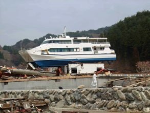 津波により建築物の上に打ち上げられた船舶「はまゆり」の写真