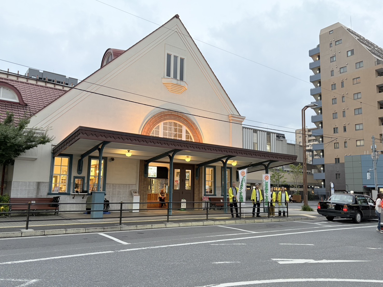 旧国立駅舎の家イエローライトアップ