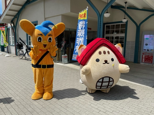 ピーポくんとくにニャン