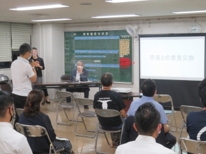 意見交換をしている様子