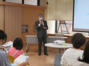 タウンミーティングで最初のあいさつをする永見市長