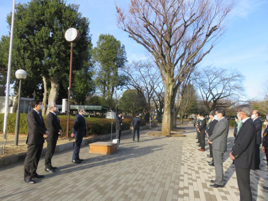 市役所西側広場に集まった職員の様子。