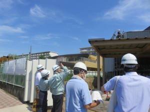 外観を視察する永見市長