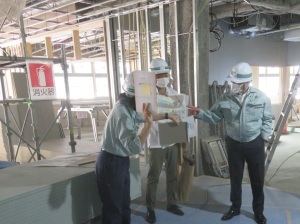 イメージ図を確認する永見市長