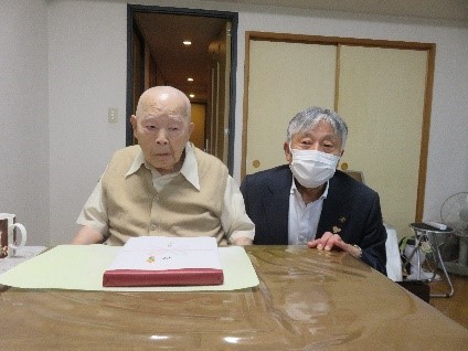 大沼二郎さん(左)と永見市長(右)