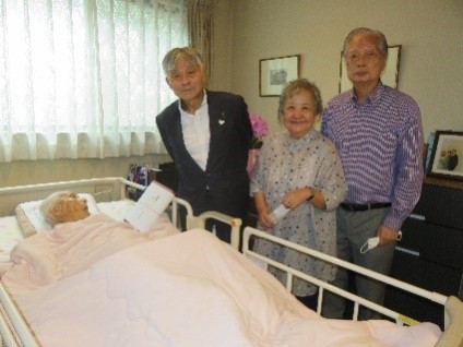 水落芳子さん(左)とご家族のお二人(右)永見市長(左から2番目)