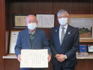 国立市老人クラブ連合会会長の丸本様(左)と永見市長(右)