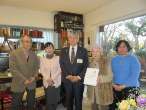 祖父江冨士子さん(右から2番目)、永見市長(右から3番目)と祖父江さんのご家族
