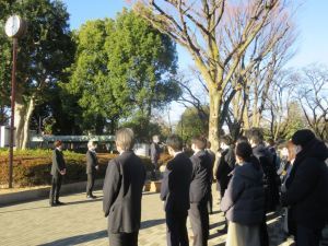 市役所西側広場に集まった職員の様子