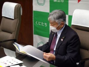 寄贈いただいた絵本を熱心に読む永見市長。