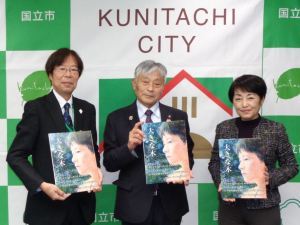 日本移植支援協会理事長の高橋氏(右)と永見市長(中央)、雨宮教育長(左)