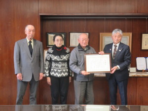 左から、国立市老人クラブ連合会の遠藤総務部長、刈田副会長、丸本会長、永見市長。(注)記念写真のため、マスクを外して撮影いたしました。