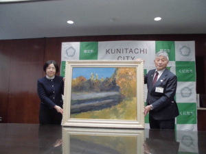 貸出する作品を囲む学校法人NHK学園理事長の 篠原朋子氏(左)と永見市長