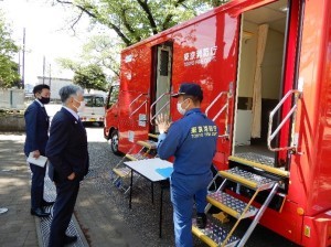 車両説明を受ける永見市長