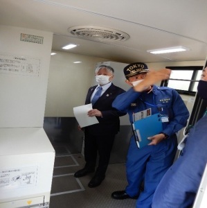 車両説明を受ける永見市長
